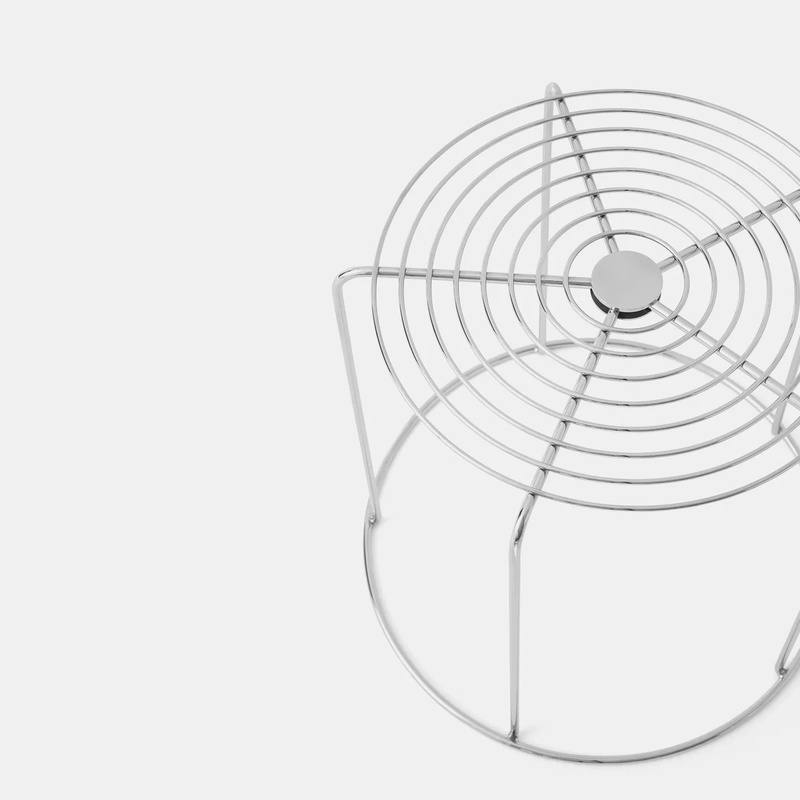 Tr&aring;dskammel VP11 &ndash; Minimalistisk taburet i rustfrit st&aring;l og sidebord VP11