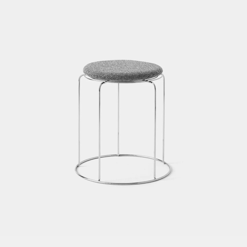 Tr&aring;dskammel VP11 &ndash; Minimalistisk taburet i rustfrit st&aring;l og sidebord VP11