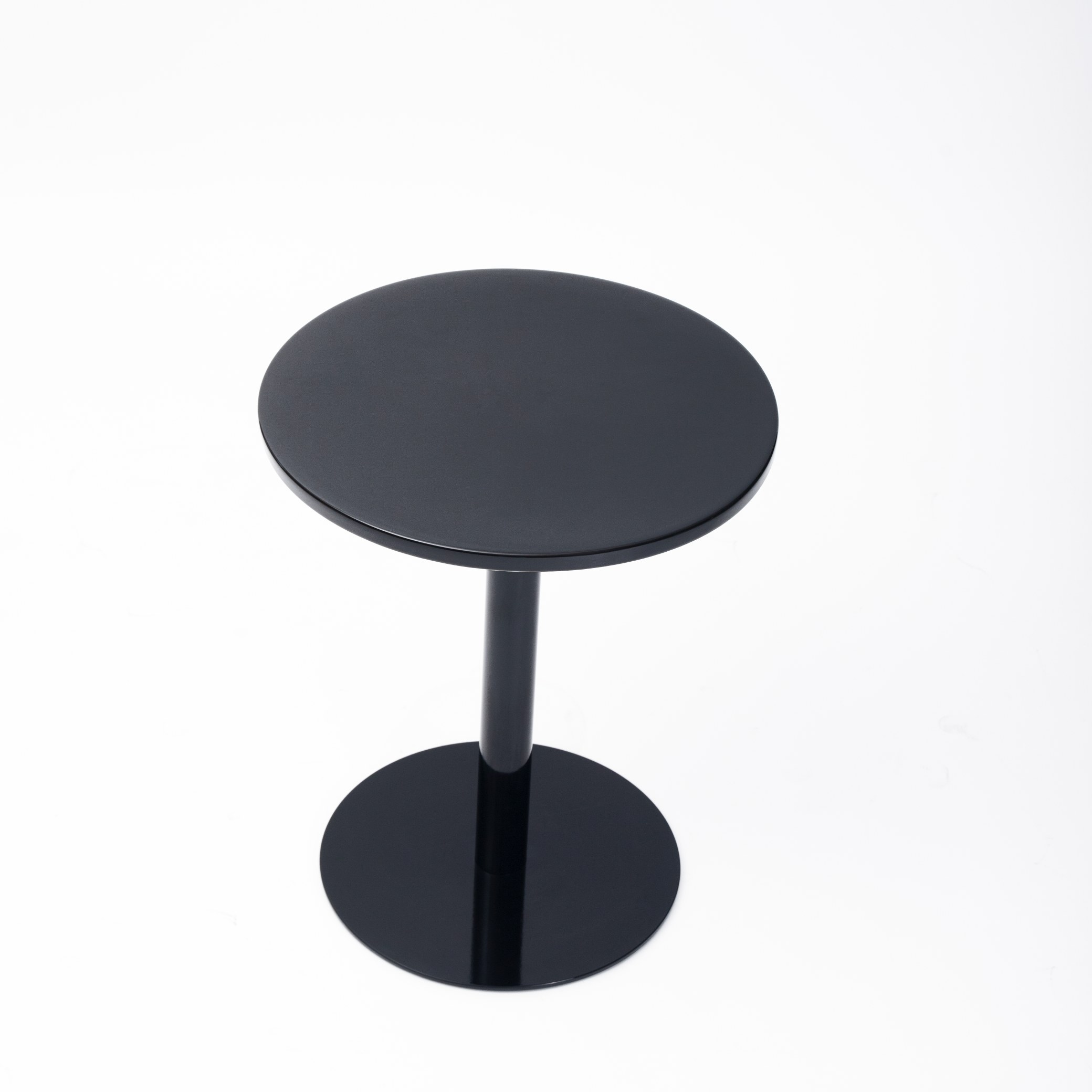 Sort rundt keramisk sidebord med piedestal