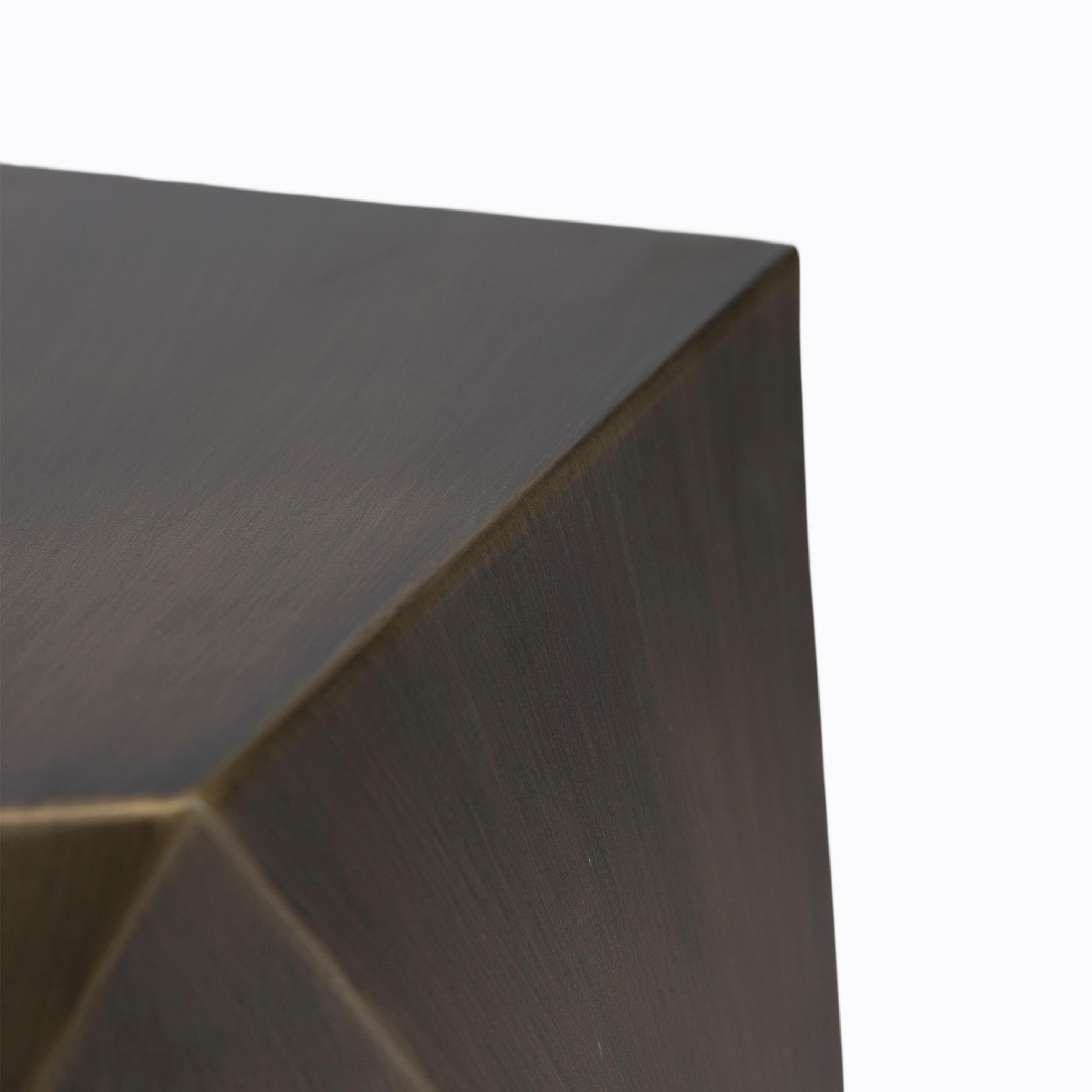 Geometrisk metalsidebord