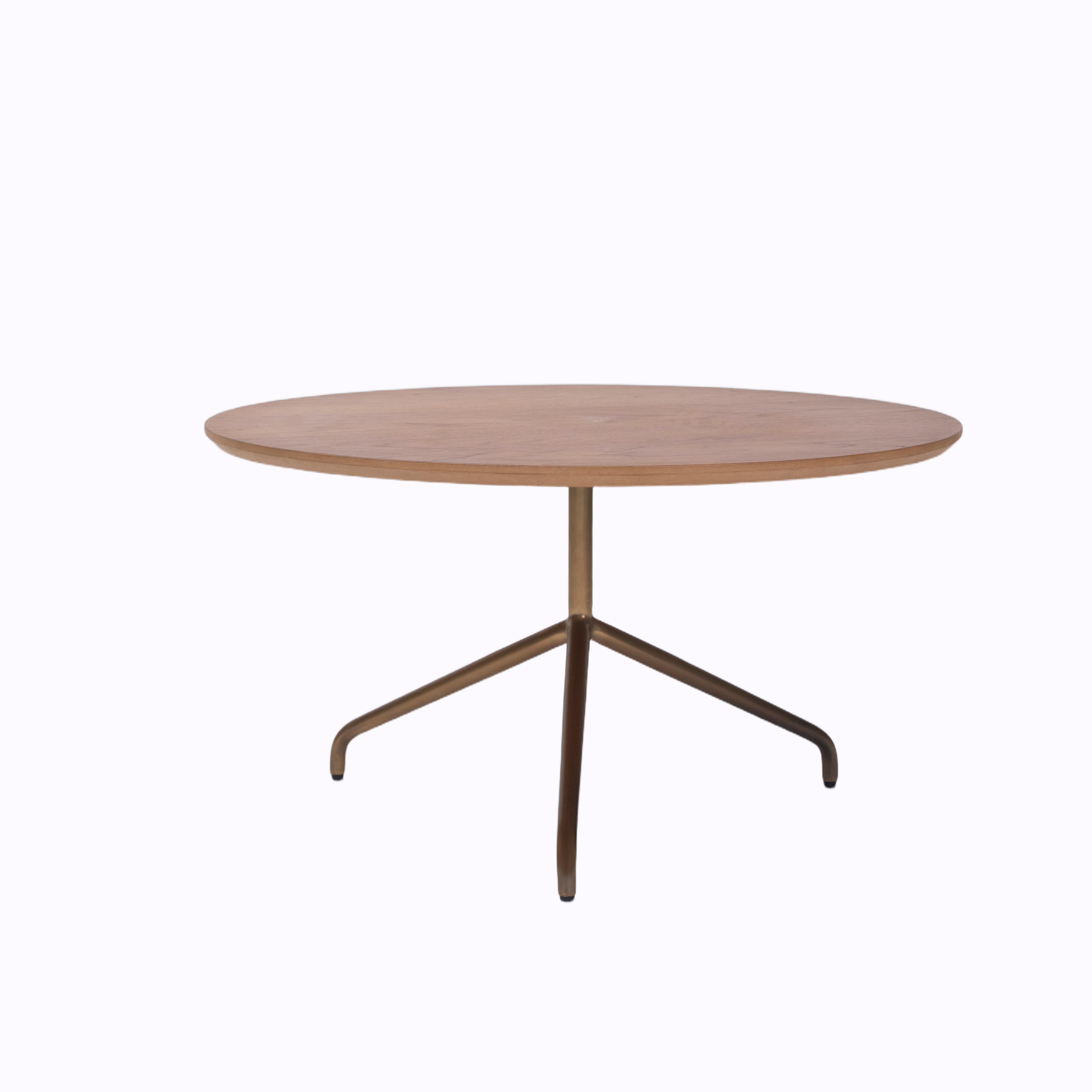 Moderne rundt sofabord med metalunderstell